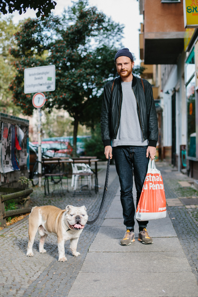 Berlin streetstyle of man and an english bulldog